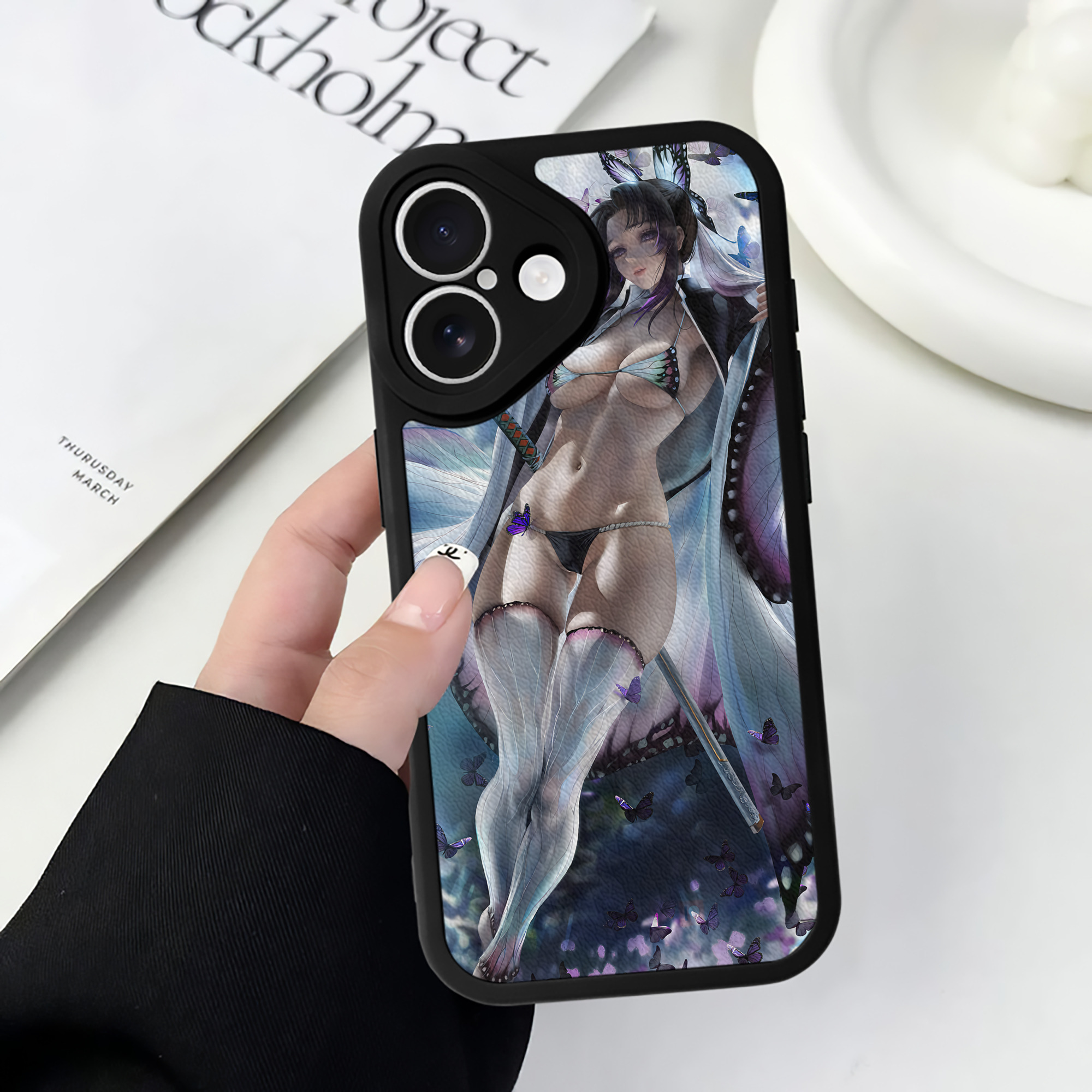 （画像用） 鬼滅の刃（きめつのやいば）蟲柱-胡蝶 しのぶ／こちょう しのぶ Kochou Shinobu 【iPhone 16シリーズ対応】シリコンスマホケース（レザー調） 材質：シリコン